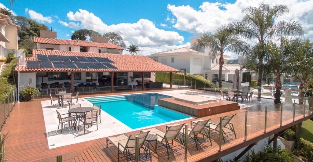 Vista aérea da pousada, com a casa, a piscina e o deck
